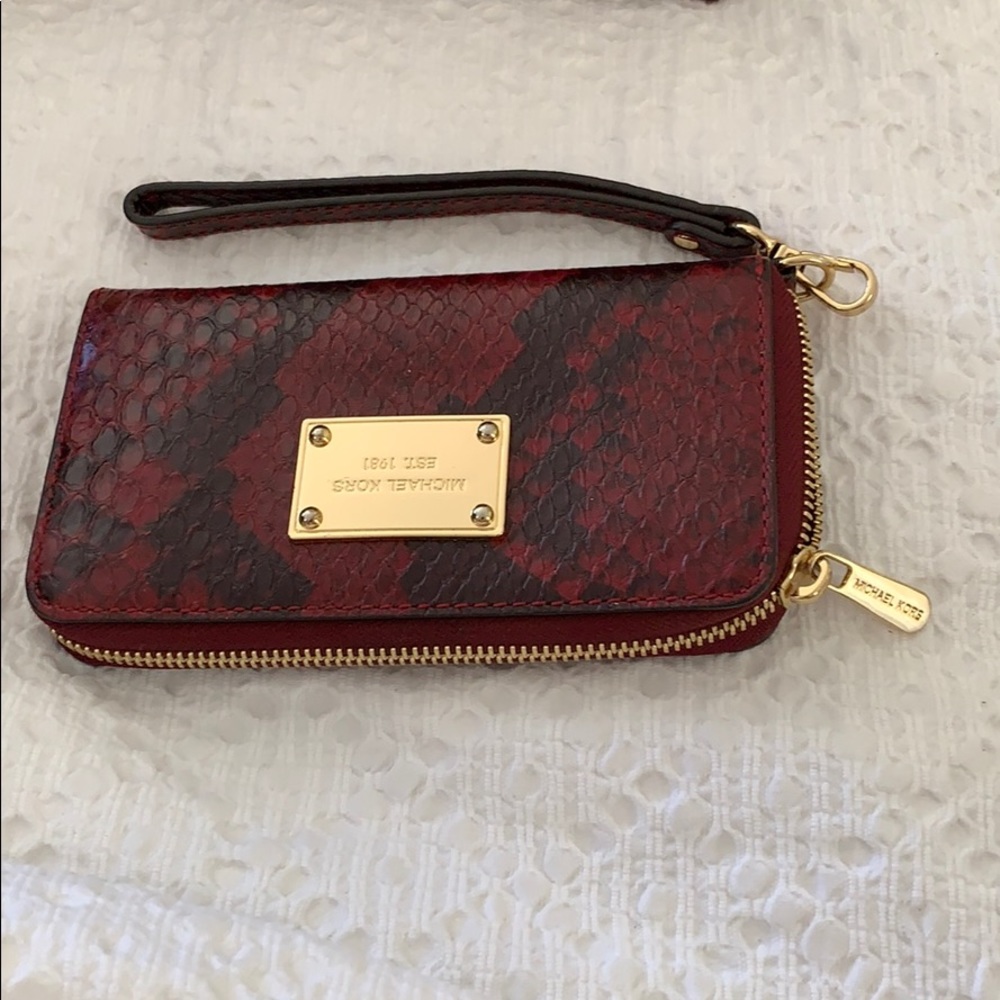 Michael Kors wristlet and phone case New!